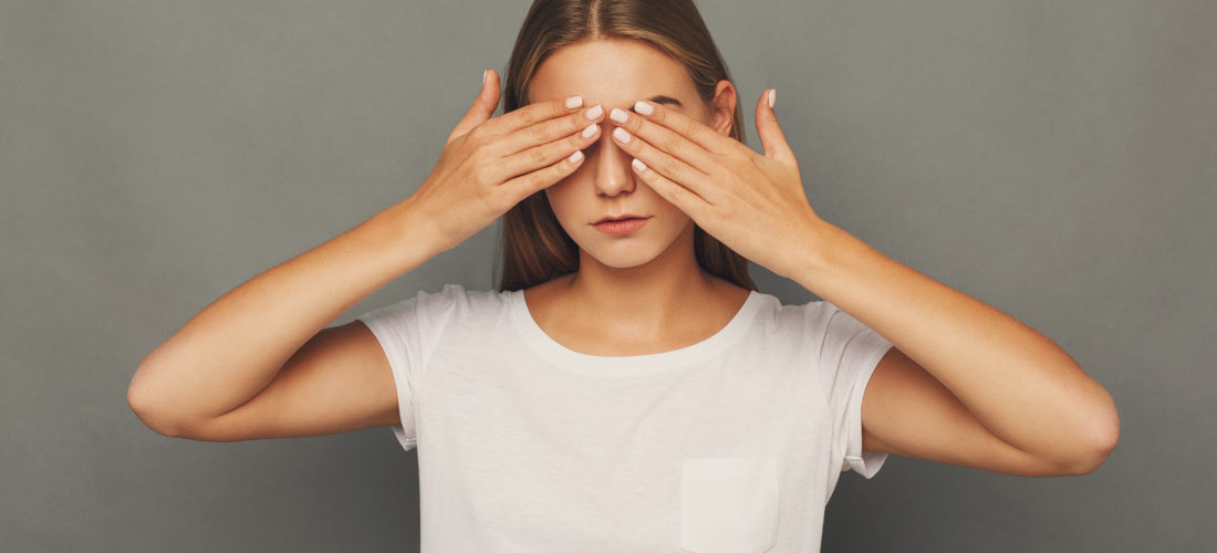 Фотография девушки закрывающей глаза руками