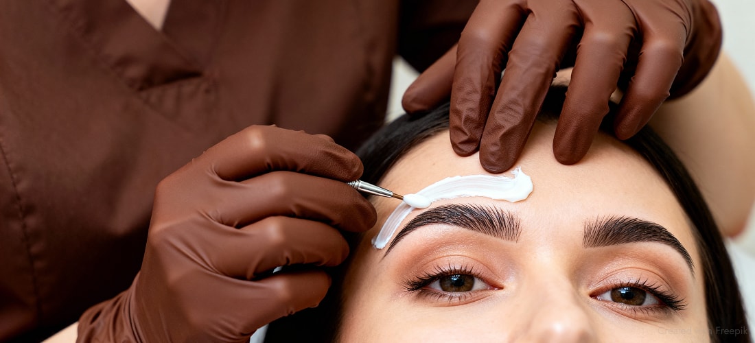 процесс восковой депиляции бровей